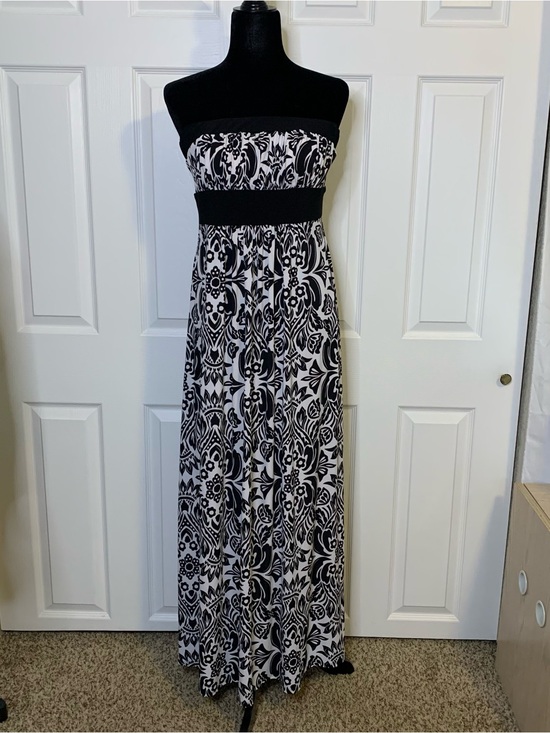 Bisou Bisou Dresses & Skirts - Bisou Bisou B&W Strapless Maxi Summer Dress